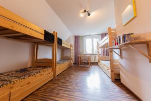 PasterkaSchronisko PTTK Pasterka的客房设有两张双层床和一张书桌。