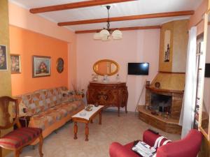 卡拉米锡Horizon Blue, Kalamitsi, Lefkas的带沙发和壁炉的客厅