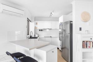 穆卢拉巴The Penthouse Mooloolaba, Private Luxury Rooftop Living的白色的厨房配有水槽和冰箱