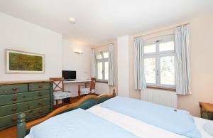KrippenLandgasthaus Ziegelscheune的一间卧室配有一张床、一张书桌和窗户。