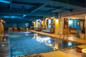 塔那那利佛卢浮宫酒店及spa中心的酒店拥有蓝色天花板的游泳池