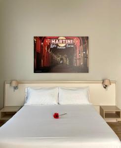 都灵Best Quality Hotel Dock Milano的坐在床上的红花