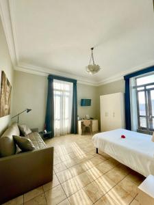 都灵Best Quality Hotel Dock Milano的一间大卧室,配有一张床和一张沙发