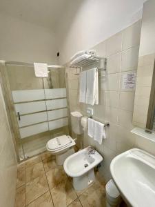 都灵Best Quality Hotel Dock Milano的浴室配有白色卫生间和盥洗盆。