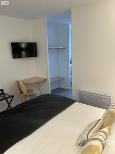埃斯珀莱特齐拉尔酒店的一间卧室配有一张床、一张书桌和一台电视