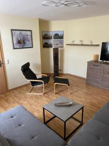 索内贝格Ferienwohnung im Zentrum von Sonneberg的客厅配有沙发、两把椅子和一张桌子