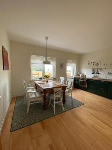 LansenRohrbruch的厨房以及带木桌和椅子的用餐室。
