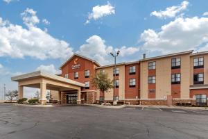 肖尼Comfort Inn & Suites Shawnee North near I-40的前面有一个停车位的酒店