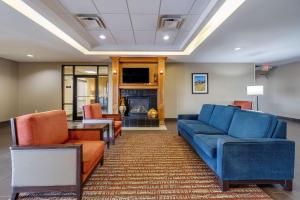 肖尼Comfort Inn & Suites Shawnee North near I-40的大堂配有沙发、椅子和壁炉