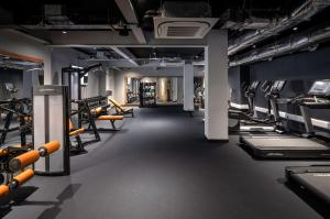 爱丁堡YOTEL Edinburgh的健身房,配有许多跑步机和机器