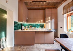 WydrzeRezydencja Julin Slow Life dla Gości 16+的厨房配有棕色橱柜和绿色瓷砖