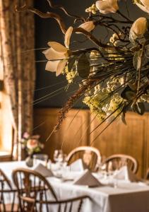 福尔登巴克酒店的一张桌子,上面摆放着白色的桌椅,花朵布置