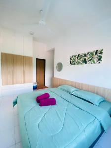 阿罗士打The Sweet Escape @ Imperio Professional Suite的一张大蓝色的床,上面有两个红色枕头
