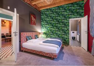 WydrzeRezydencja Julin Slow Life dla Gości 16+的一间卧室设有一张大床和绿色的墙壁
