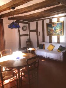 Saint-Martin-des-ChampsLa Vigne dorée的客厅设有1张床、1张桌子和1间用餐室