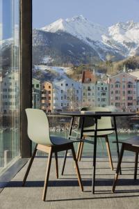 因斯布鲁克Marktbar Studios - Boutique Aparthotel的美景阳台配有桌椅