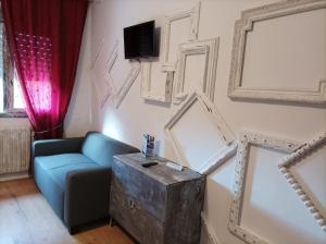 贝坦索斯La Casona de Betanzos的客厅配有蓝色的沙发和电视