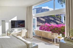 开普敦Kaap Mooi Luxury Guest House的一间卧室设有一张床和一个大窗户