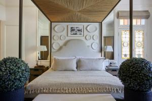 开普敦Kaap Mooi Luxury Guest House的一间卧室配有一张大床和大床头板