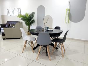 史里肯邦安芙洛拉公寓的一间用餐室,配有黑色的桌子和椅子