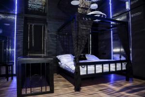 琴斯托霍瓦BDSM Apartament Luxxx gorące serce Częstochowy - ADULTS ONLY的黑色客房,配有一张带天蓬的床