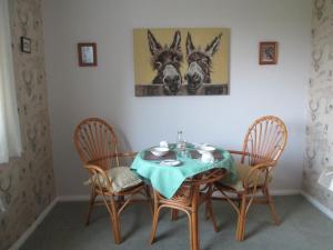 彭里斯Daleholme的餐桌,椅子和两匹马的照片