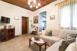 梅加尼西岛Konstas Stone Island House in Meganisi的客厅配有沙发和桌子