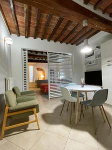 蒙特瓦尔基Appartamento Cilembrini的客厅配有桌子和桌椅