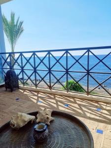 卡萨雷斯Frontline Beach Apartment, La Perla de la Bahia, Bahia de Casares - Estepona的海景阳台上的桌子