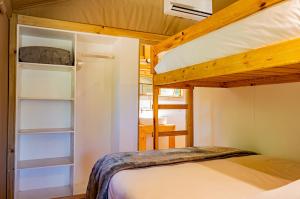 斯坦福AfriCamps at Stanford Hills的一间卧室配有一张双层床和一张双层床。