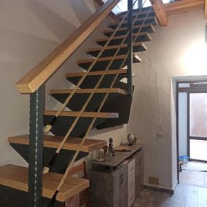 克鲁兹·德·特赫达Casa Ada的木栏杆房子的楼梯