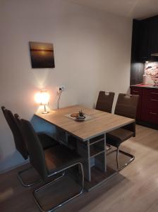 SchweiburgFriesenstube的餐桌、椅子和灯