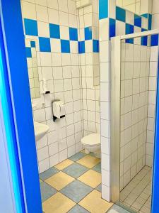 维也纳Gästezimmer Puzwidu的一间带卫生间和镜子的浴室