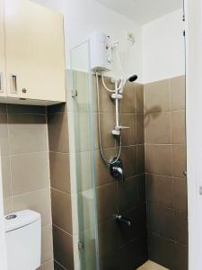 大雅台Wind Suites Tagaytay at SMDC的带淋浴的浴室和卫生间