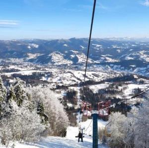 斯拉夫西克Шале Карпатська Казка的滑雪升降梯,雪覆盖的山
