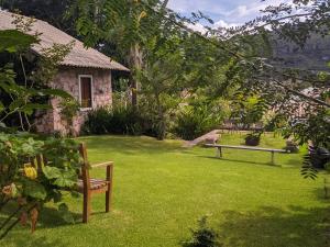 穆库热Oforasteiro的一个带长凳和房子的院子