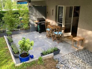 苏黎世Furnished studio with garden Seefeld I Tiefenbrunnen的庭院配有桌椅和植物