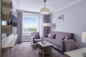 莫斯科伊兹麦洛娃三角洲酒店的带沙发和窗户的客厅