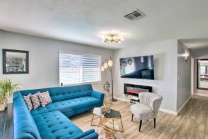 凤凰城Charming Phoenix Home with Patio about 3 Miles to Dtwn!的客厅配有蓝色的沙发和桌子