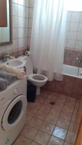 卡尔扎迈纳ILIANA.APARTMENTS的浴室配有卫生间、盥洗盆和淋浴。