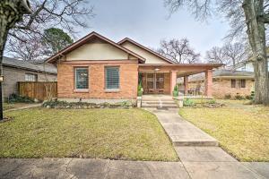 特克萨卡纳Texarkana Pet-Friendly Pad with Fenced Backyard的砖屋,设有门廊和车道