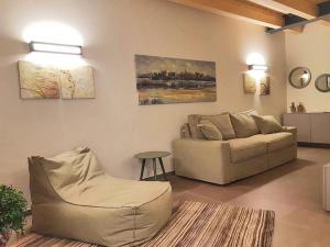 卡奥莱Ninfea Wellness & Spa Residence的客厅配有沙发和桌子