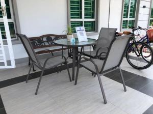 马六甲Rumah Putih Homestay (RPH)的天井上摆放着桌椅