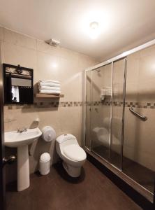 昆卡Hotel Casa Merced的浴室配有卫生间、淋浴和盥洗盆。