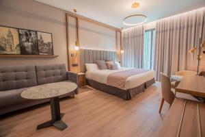 塞维利亚Hotel Giralda Center的酒店客房,配有床和沙发