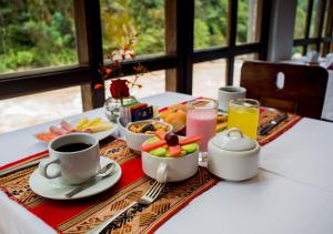 马丘比丘Hatun Inti Boutique的包括咖啡、水果和饮料的早餐桌