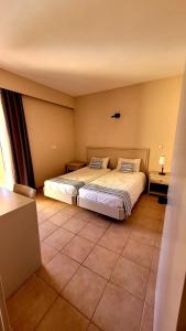 阿利卡纳斯Alykanas Village Resort的一间卧室,卧室内配有一张大床