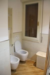 卡斯蒂里昂纳·德拉佩Villetta indipendente a 50 metri dal mare的一间带卫生间和水槽的浴室