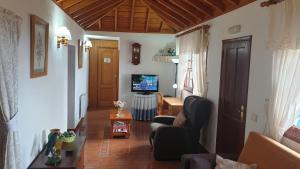 蒂哈拉费Climatized Pool Free Wifi Casa Rural Las Pareditas的带沙发和电视的客厅