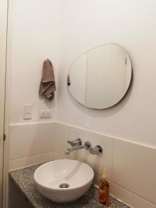 齐克拉约Colibrí的浴室设有水槽和墙上的镜子